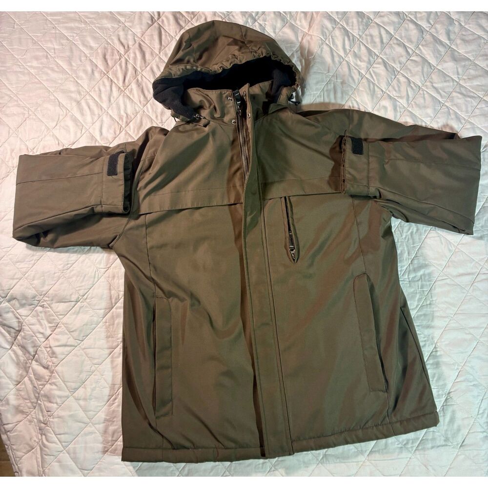 Gear up for dropping temperatures with this St. John's Bay Men's Green Parka
